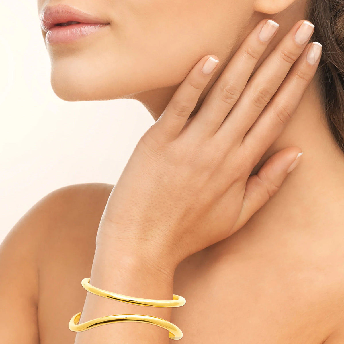 Bracelet jonc ouvert double fil à boucles en acier PVD doré