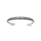 Bracelet jonc ouvert fin à motifs gravés en argent 925 vu de profil
