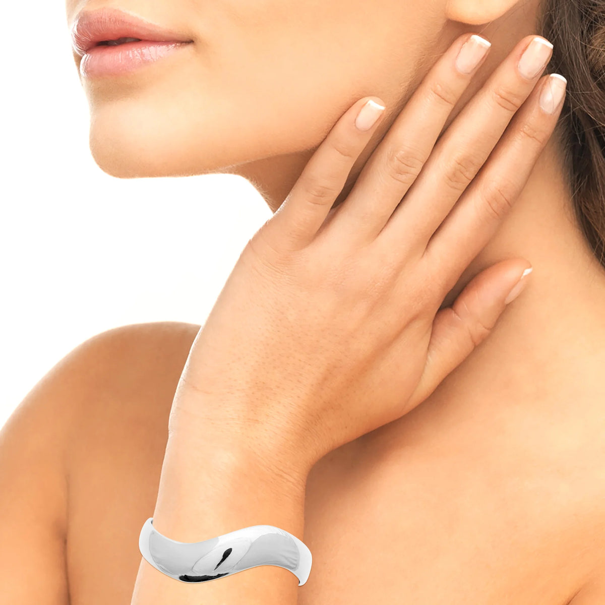 Bracelet jonc ouvert large ondulé en acier PVD argenté