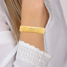 Bracelet jonc ouvert large texturé en acier PVD doré
