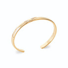 Bracelet jonc ouvert plat et chevron de zircons en plaqué or