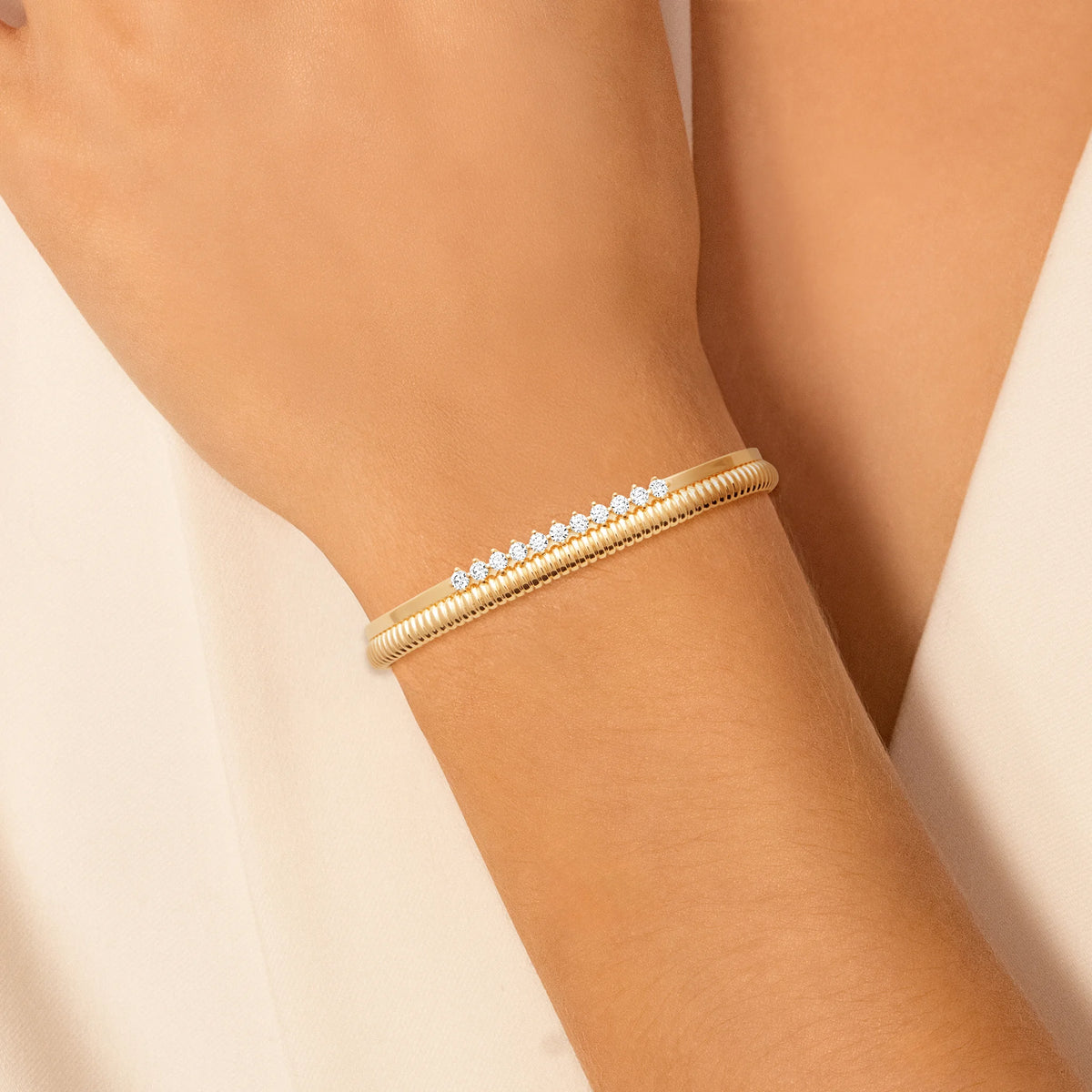 Bracelet jonc ouvert strié et rangée de zircons en plaqué or