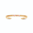 Bracelet jonc ouvert strié et trois pierres roses en plaqué or