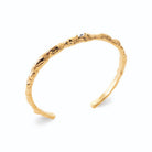 Bracelet jonc ouvert texturé façon branche et zircons en plaqué or
