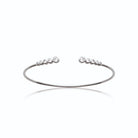 Bracelet jonc ouvert et zircons sertis clos en dégradé en argent 925, vue d’ensemble sur fond blanc