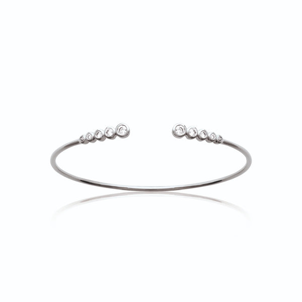 Bracelet jonc ouvert et zircons sertis clos en dégradé en argent 925, vue d’ensemble sur fond blanc