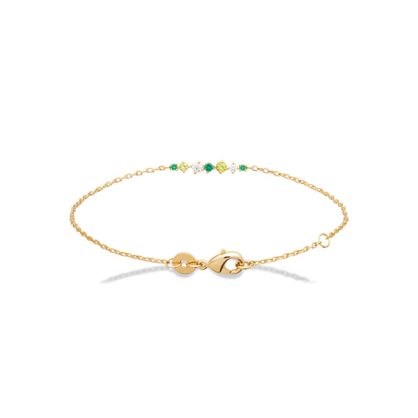 Bracelet ligne de pierres vertes et zircons en plaqué or, vue d’ensemble sur fond blanc