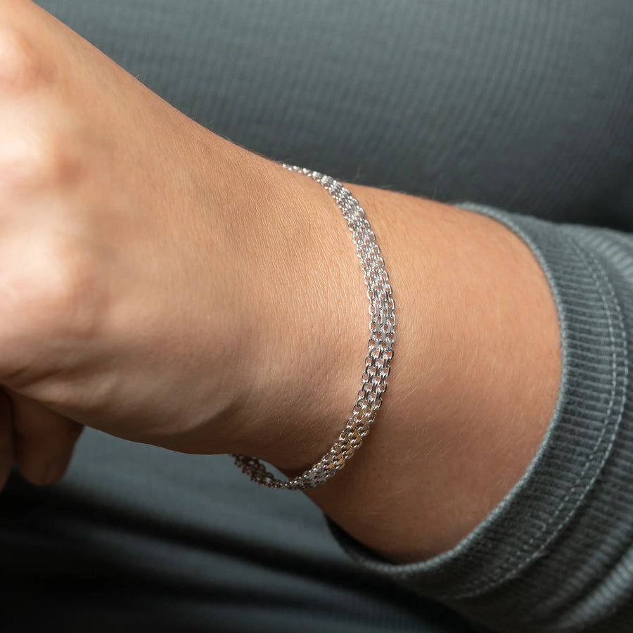 Bracelet maille tressée large en argent 925 rhodié, porté au poignet
