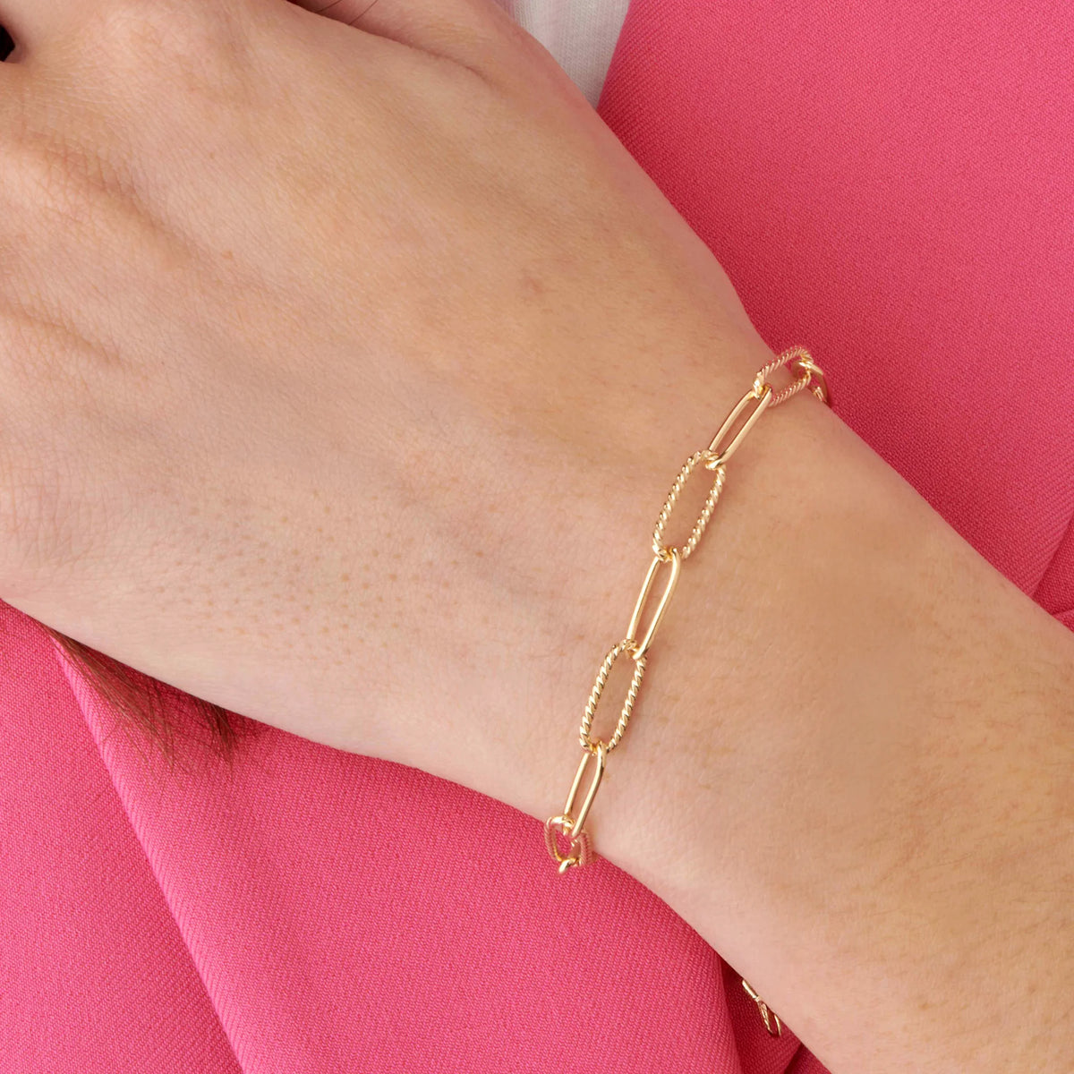 Bracelet maille trombone en plaqué or, vue portée