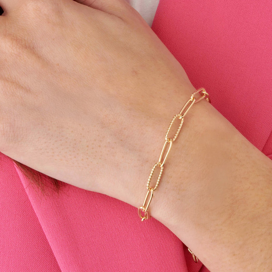 Bracelet maille trombone en plaqué or, porté au poignet