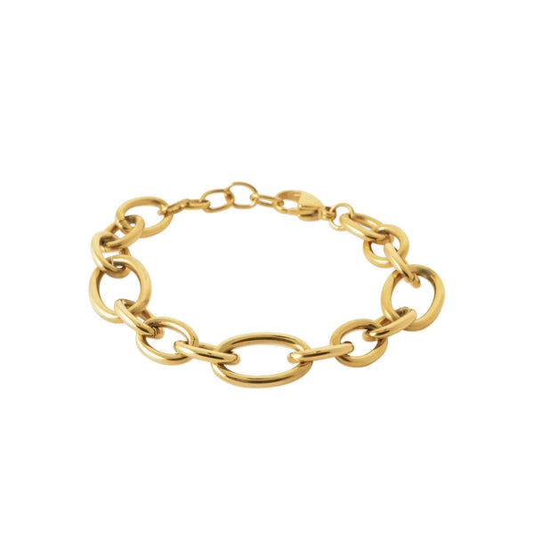 Bracelet maillons ovales alternés en acier PVD doré, fermé, vue d’ensemble sur fond blanc