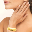 Bracelet manchette bombée martelée en acier PVD doré
