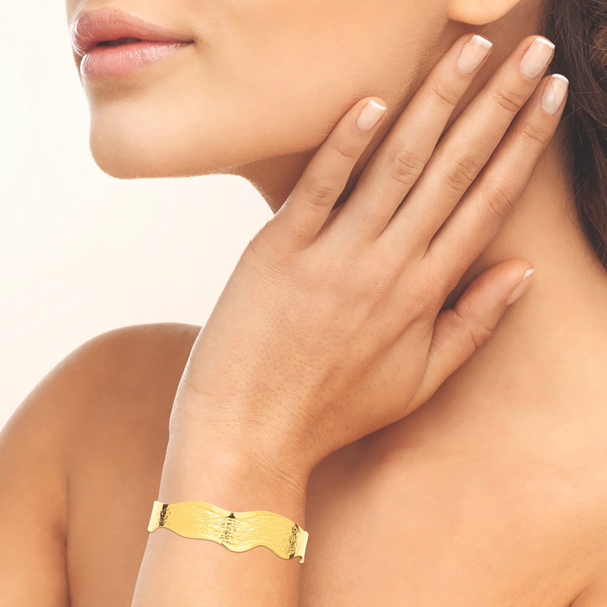 Bracelet manchette ondulée texturée en acier PVD doré
