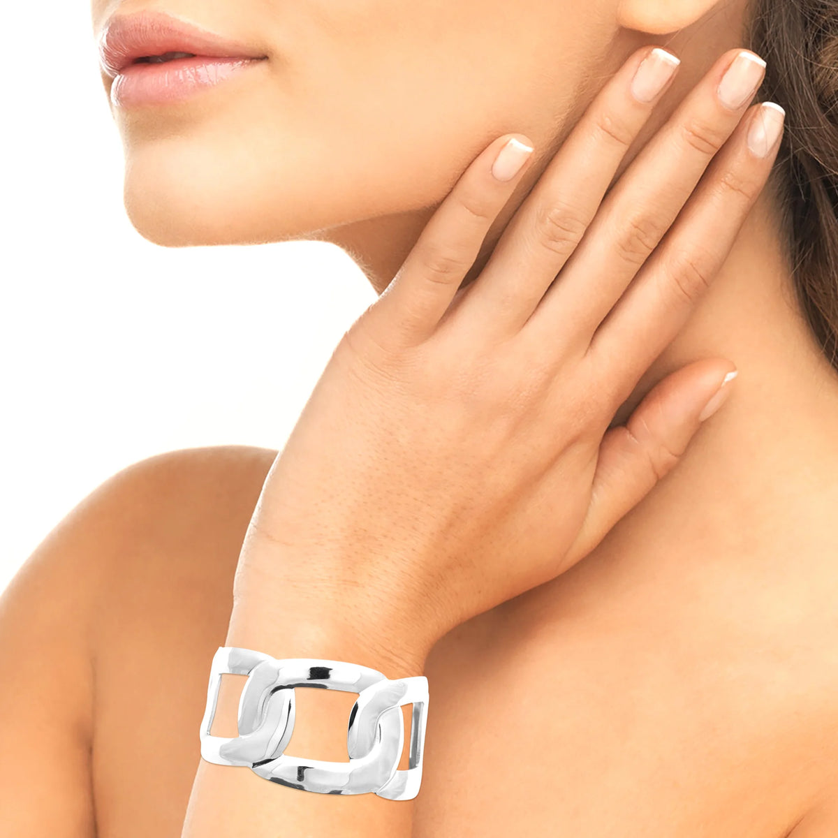 Bracelet manchette ouverte à larges maillons ajourés en acier PVD argenté