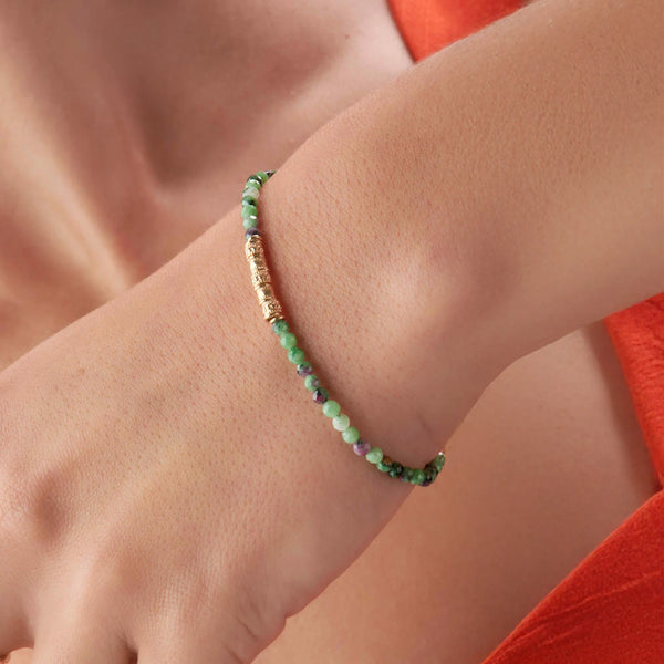 Bracelet perlé zoïsite verte et perles dorées ciselées en plaqué or, autre vue