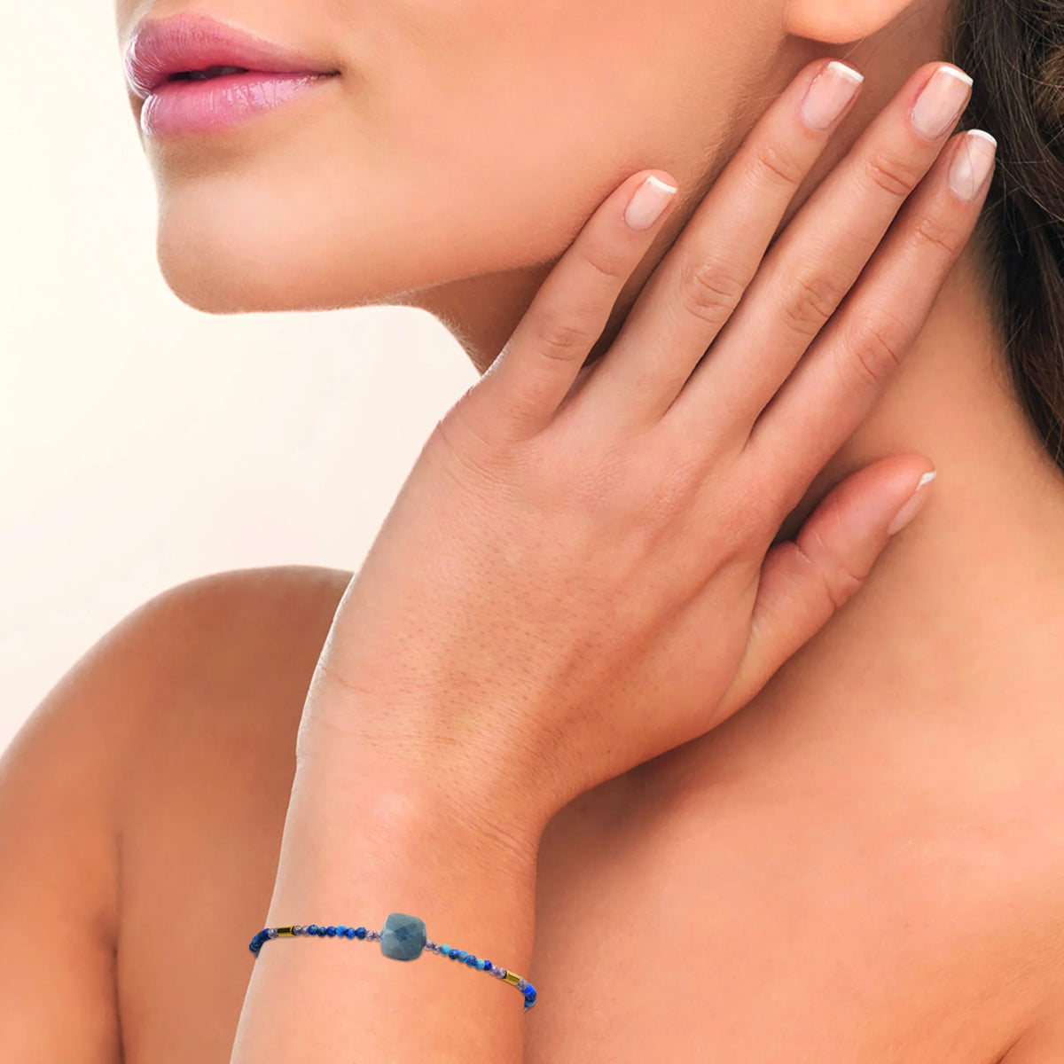 Bracelet perles bleues et iolite en acier PVD doré