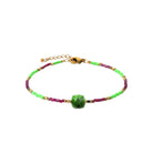 Bracelet perles colorées et cube de pierre verte en acier PVD doré