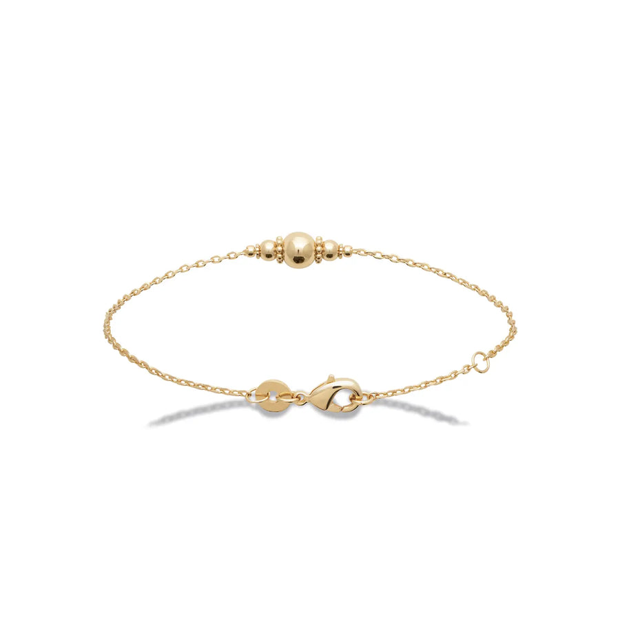 Bracelet chaîne fine et bille centrale perlée en plaqué or, vue de face