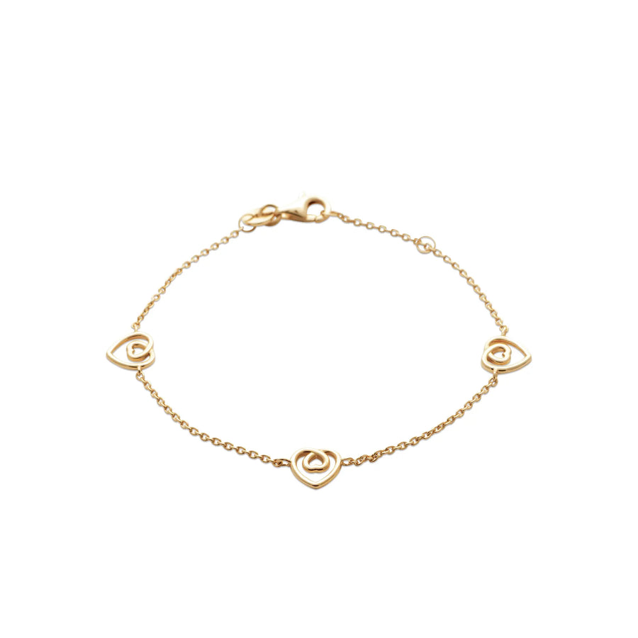 Bracelet chaîne fine et trois cœurs ajourés en plaqué or, vue de face