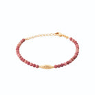 Bracelet rang de perles de pierres roses et navette ciselée en plaqué or