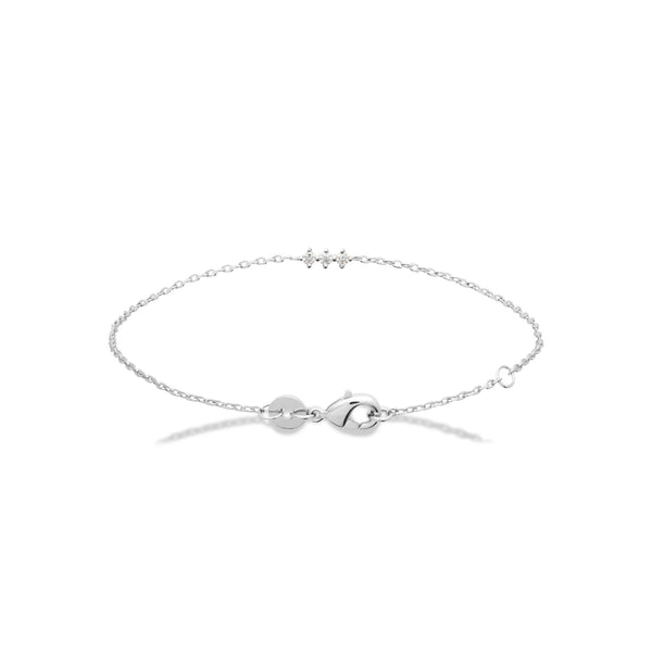 Bracelet en argent 925 orné d’une barrette de trois zircons