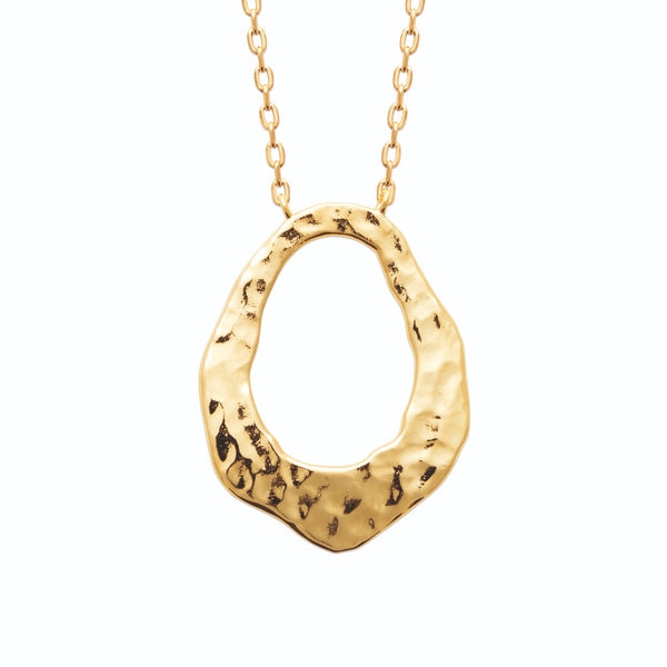 Collier grand anneau organique martelé en plaqué or