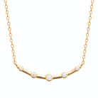 Collier barrette en arc à cinq zircons sertis clos en plaqué or