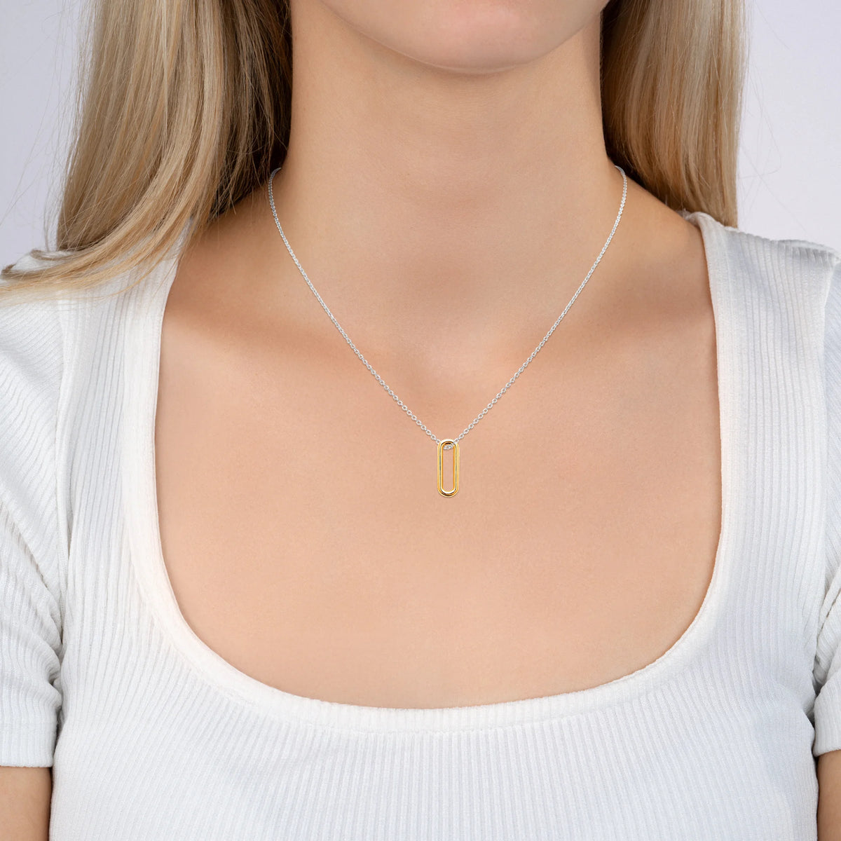 Collier bicolore maillon trombone doré sur chaîne en argent 925 porté au cou