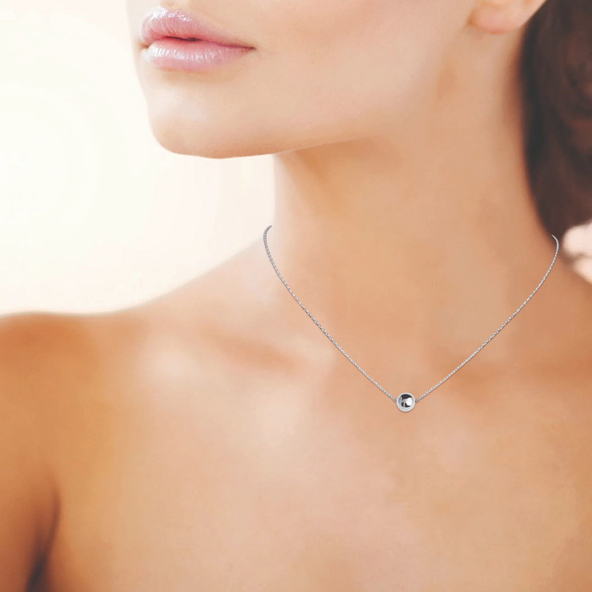 Collier boule en argent 925 rhodié 45 cm, porté