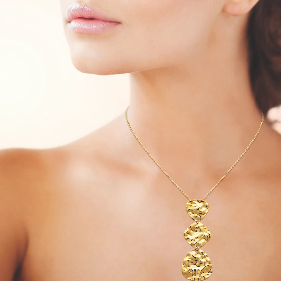 Collier cascade de trois plaques martelées en acier doré, porté