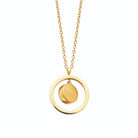Collier cercle lisse et pastille bombée en acier doré