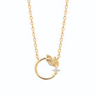 Collier cercle ouvert, rameau de feuilles et zircon en plaqué or