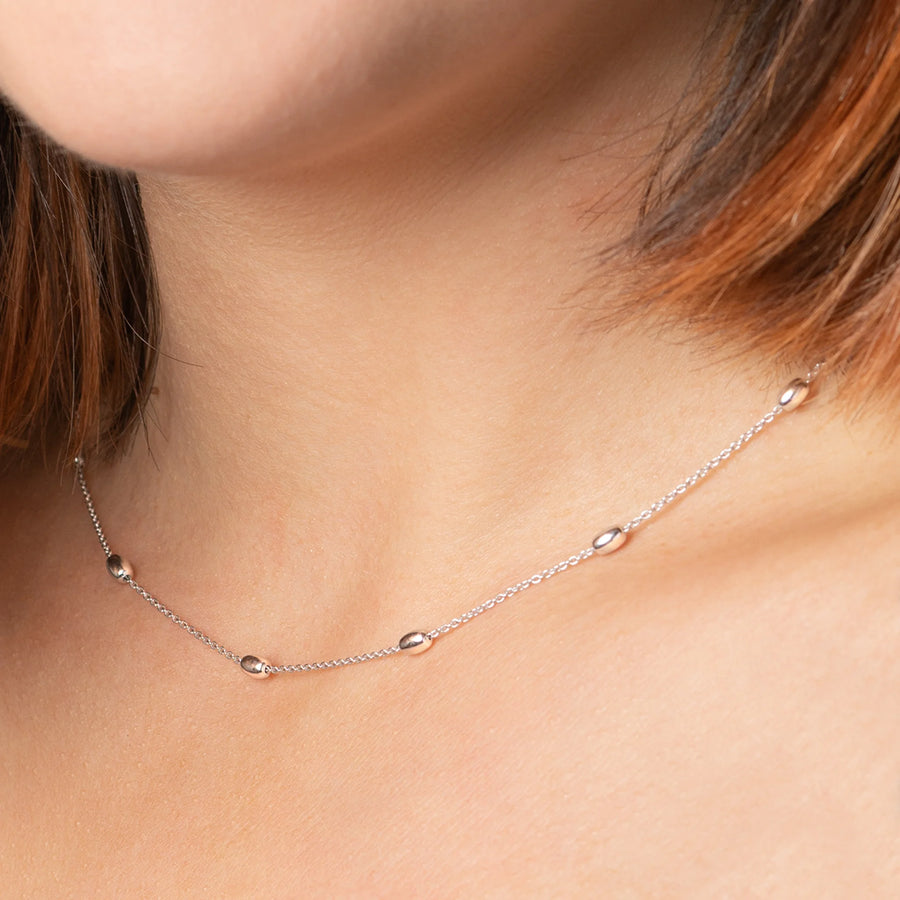 Collier chaîne à olives en argent 925 rhodié 45 cm, porté