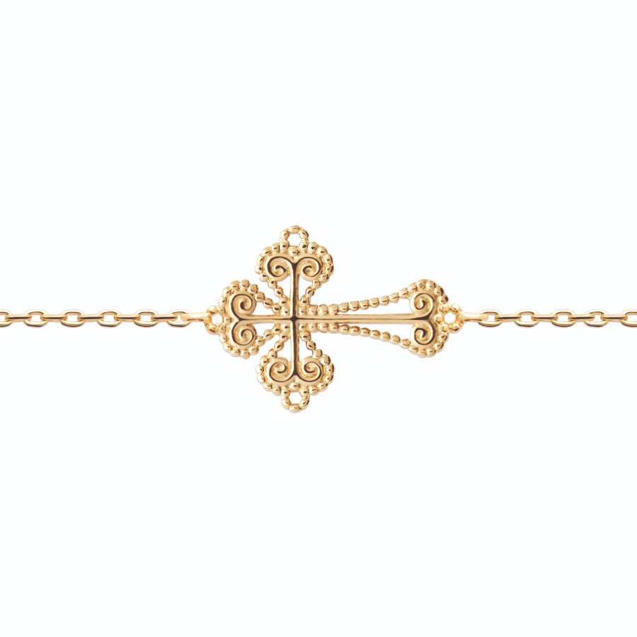 Collier chaîne fine à croix filigranée en plaqué or, porté