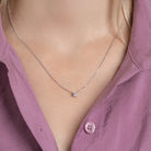 Collier chaîne fine et solitaire zircon quatre griffes en argent 925, porté au cou