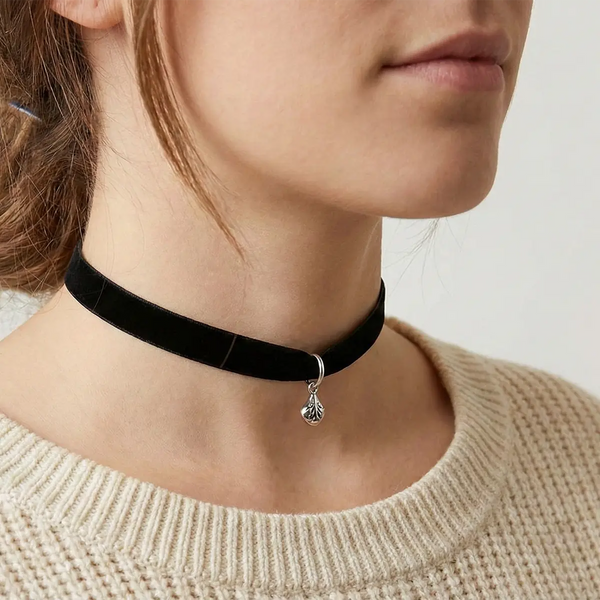 Collier choker en velours noir et pendentif porté au creux du cou