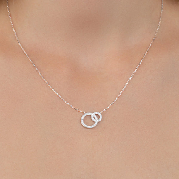 Collier deux anneaux entrelacés dont un pavé de zircons en argent 925, autre vue