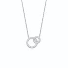 Collier deux anneaux entrelacés dont un pavé de zircons en argent 925, vue de face