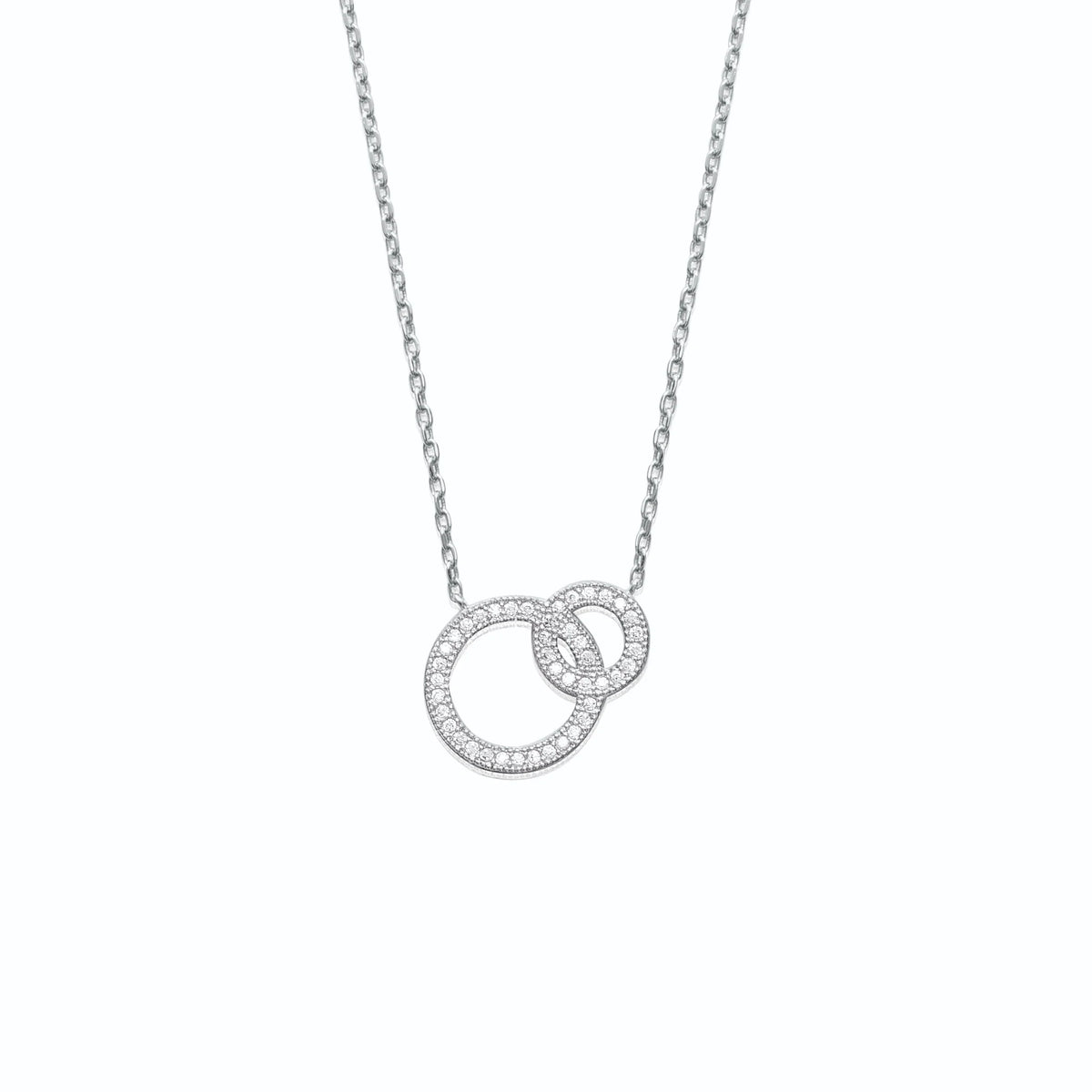 Collier deux anneaux entrelacés dont un pavé de zircons en argent 925, vue de face