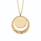 Collier disque et lune perlée aux pierres roses et vert anis en plaqué or