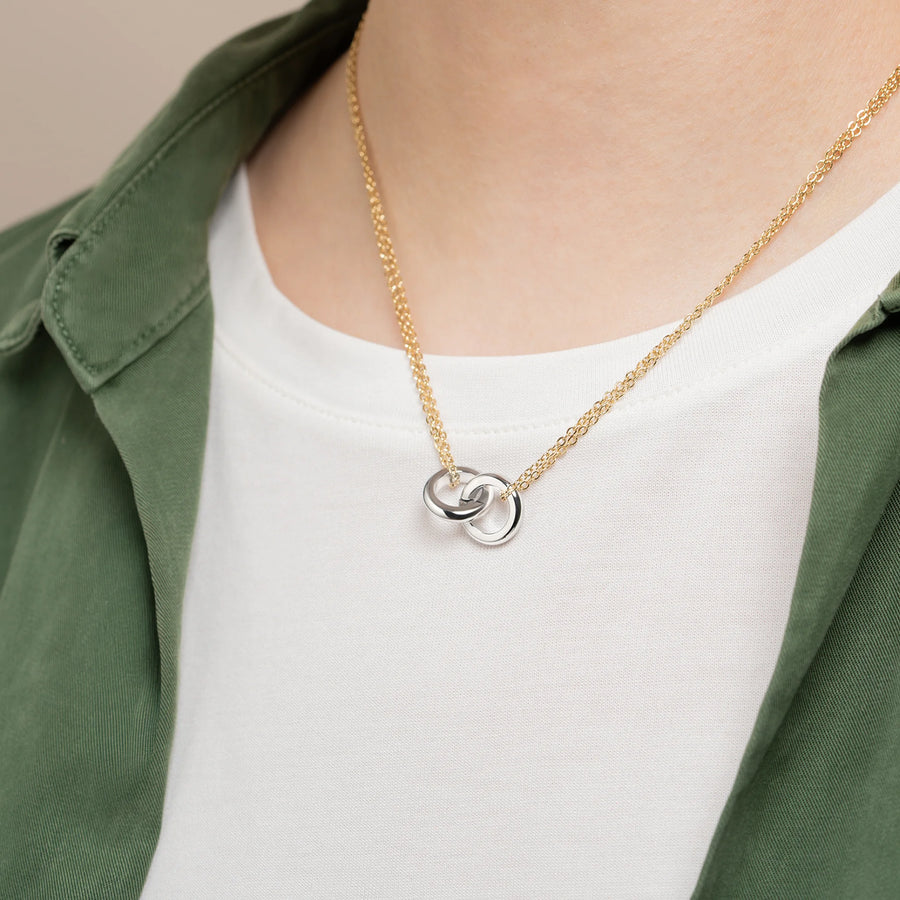 Collier double chaîne forçat et anneaux entrelacés en acier doré et argenté, porté