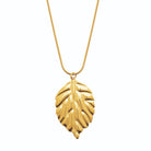 Collier feuille nervurée sur chaîne serpent en acier doré