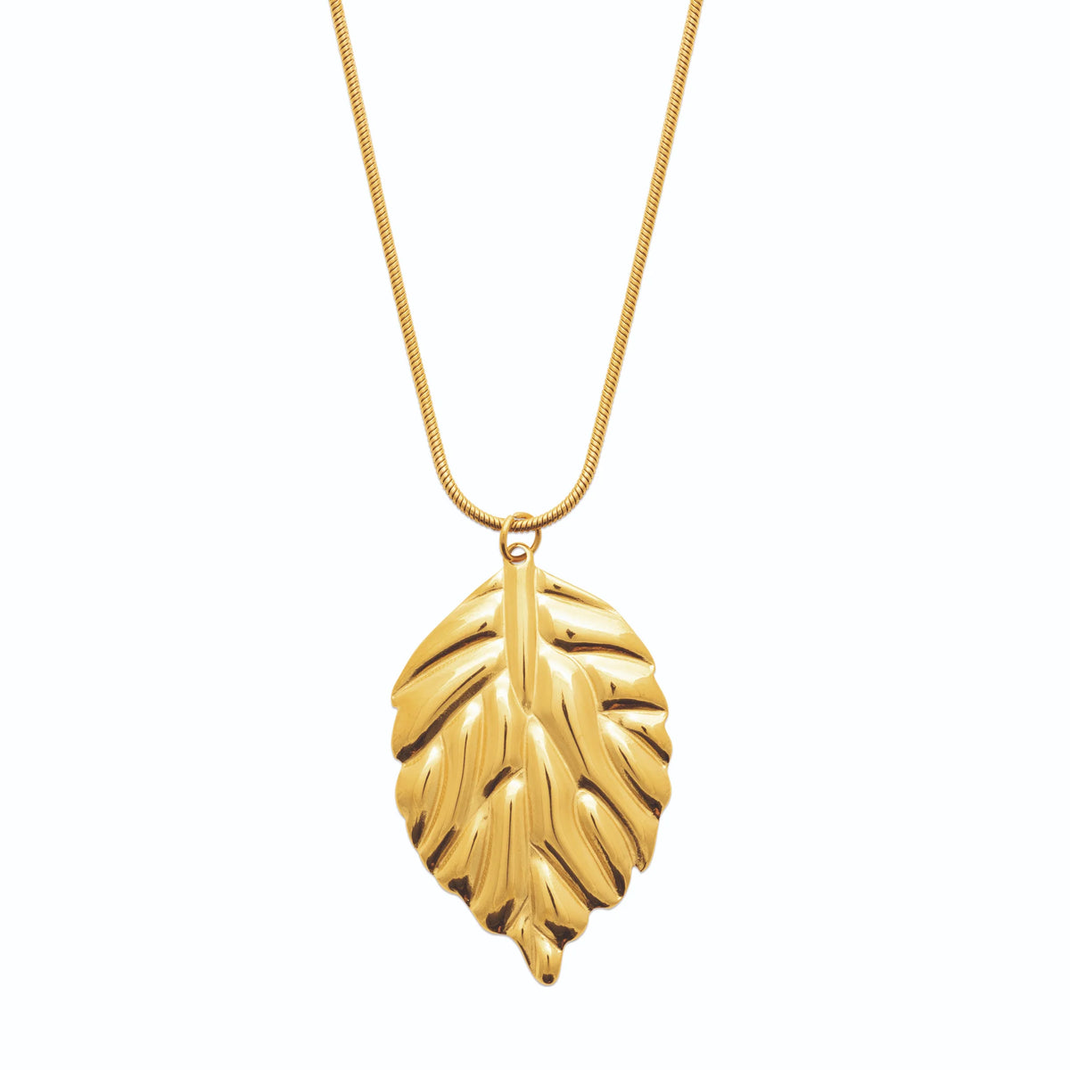 Collier feuille nervurée sur chaîne serpent en acier doré