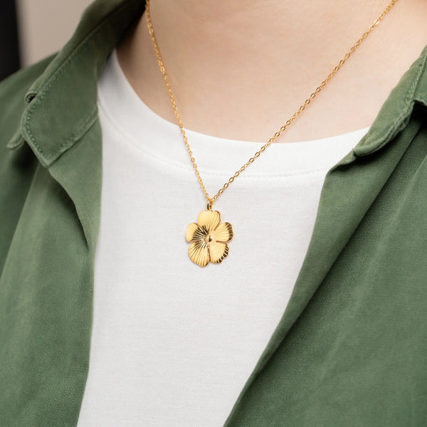 Collier Pendentif Fleur Solaire Ciselée – Finition PVD Or Brillant, autre vue