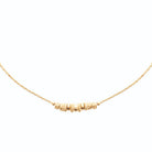 Collier chaîne fine et perles de métal ciselées en plaqué or