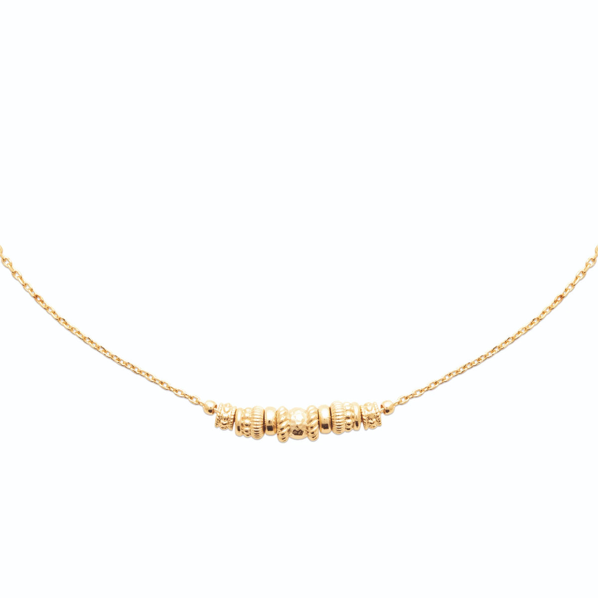 Collier chaîne fine et perles de métal ciselées en plaqué or