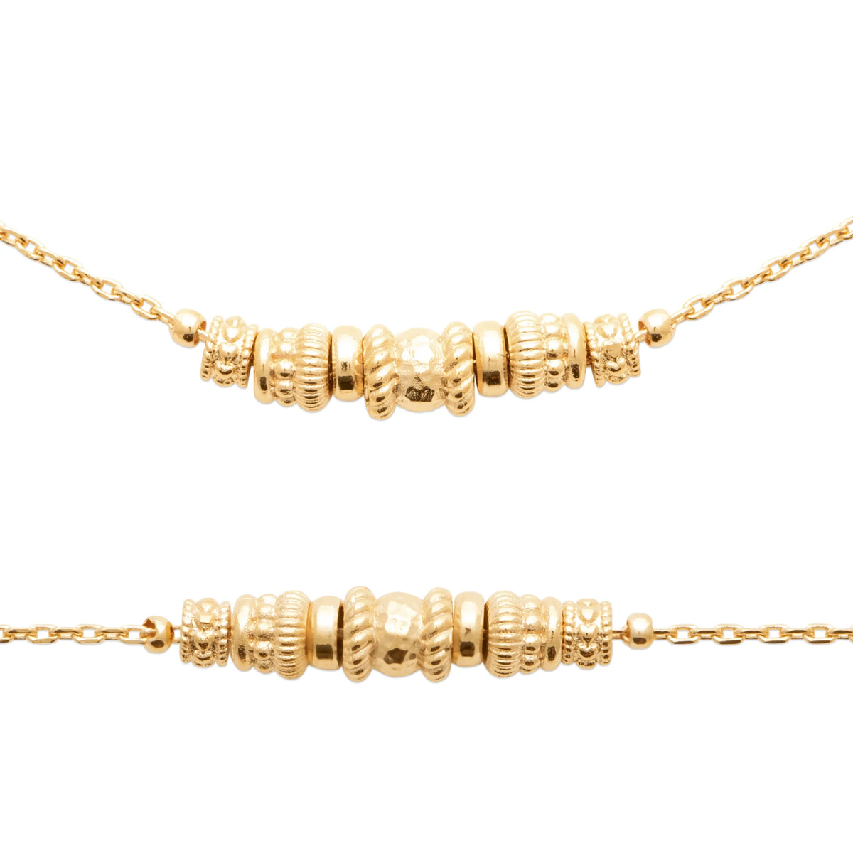 Collier chaîne fine et perles de métal ciselées en plaqué or