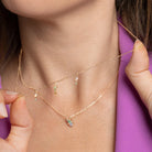 Collier grappe de pierres bleues et vertes en plaqué or