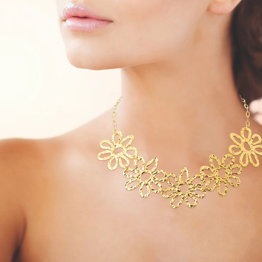 Collier guirlande de fleurs ajourées en fil texturé en acier doré, porté