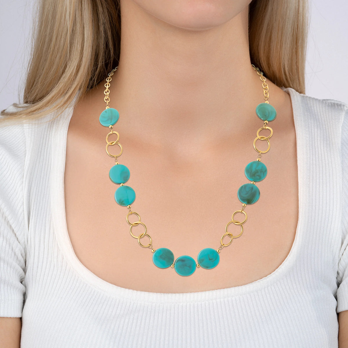 Collier long résine turquoise et anneaux entrelacés en acier doré